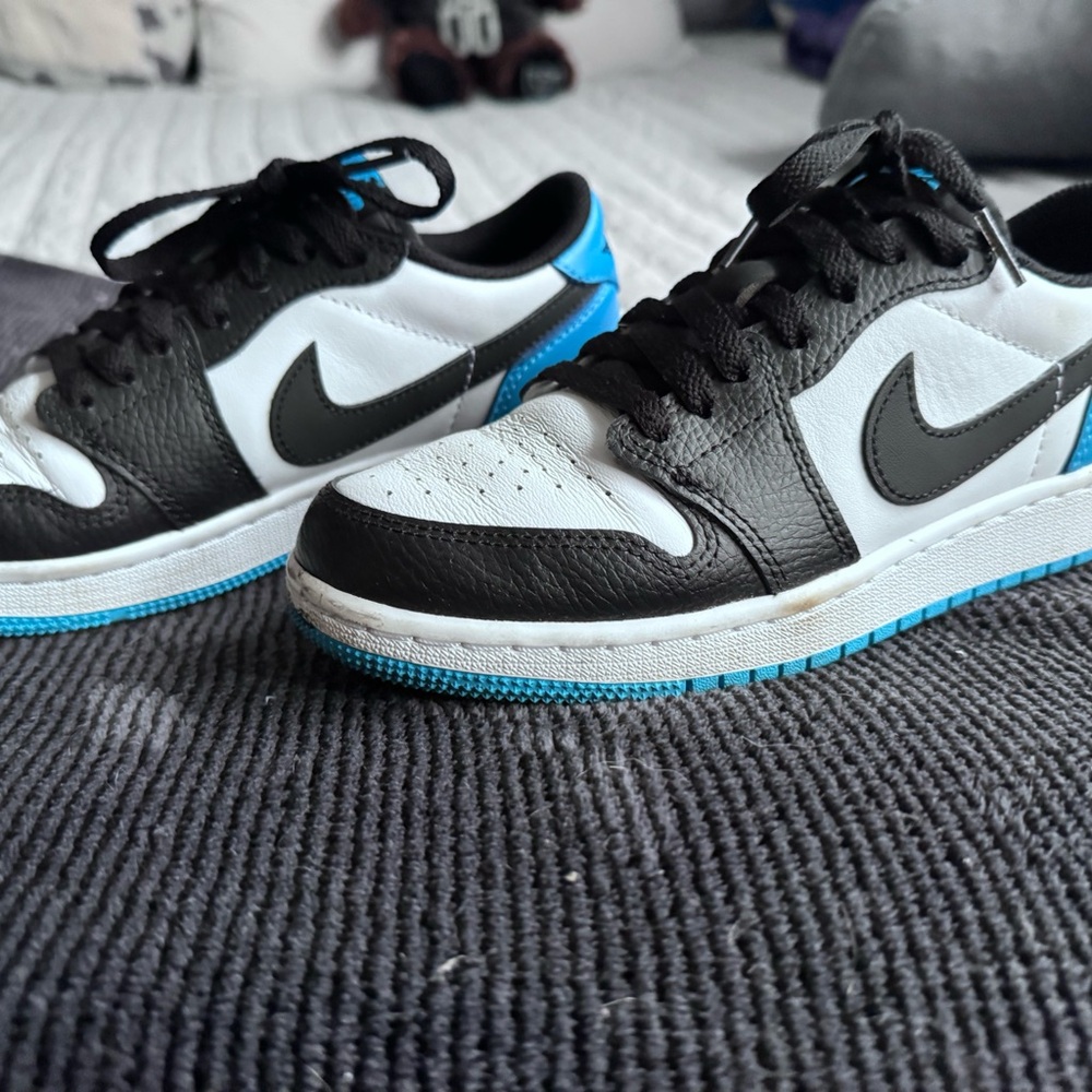 Nike Kids Black and White Sneakers with Blue Accents